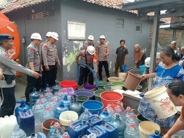 Kemarau Berkepanjangan, Brimob Jabar Suplai 9.500 Liter Air Bersih ke Desa Astana Cirebon