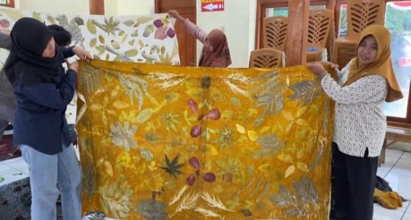 Eco Green ITS Bina UMKM Ecoprint, dari Pelatihan Produksi hingga Pemasaran