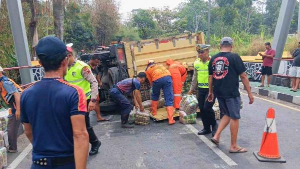 Ban Belakang Pecah, Truk Boks Terguling di JLS Salatiga