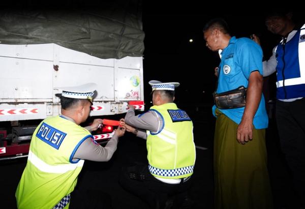 Ini Reaksi Dirlantas Polda Jateng Saat Temukan Lampu Belakang Truk Redup di Tol Semarang