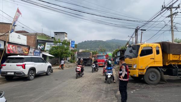 Penyempitan Jalan Pattimura Mamuju Rawan Laka, Polisi Terjunkan Satgas Preventif Atur Pengalihan