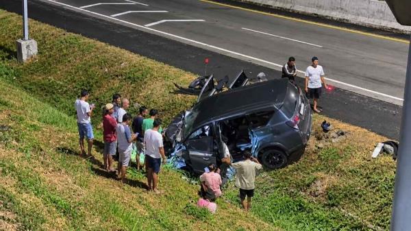 Diduga Tabrak Truk Saat Salip dari Kiri, Minibus Terguling di Tol Boyolali
