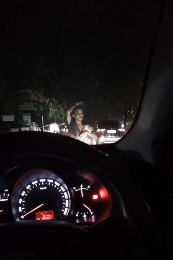 Waspada! 2 Pengamen Diduga Pura-pura Tertabrak Mobil di Lampu Merah Galaxy Bekasi