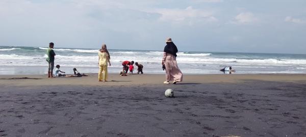 Waspadai Potensi Gelombang Tinggi, Pengelola Pantai Apra Cianjur Perketat Pengawasan Wisatawan