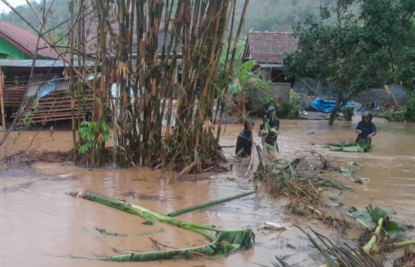 Banjir Rendam Jalan dan Rumah, Longsor Rusak Permukiman di Sejumlah Kabupaten