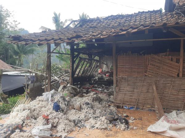Ditinggal Pergi, Rumah Lansia di Situbondo Ludes Terbakar