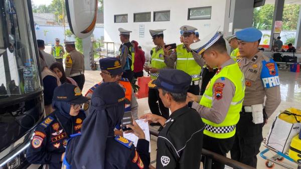 Cegah Kecelakaan, Polisi Periksa Kelayakan Bus di Terminal Tingkir Salatiga