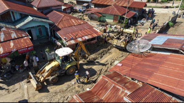 BPJN Turunkan Alat Berat Bersihkan Material Banjir di Gayo Lues