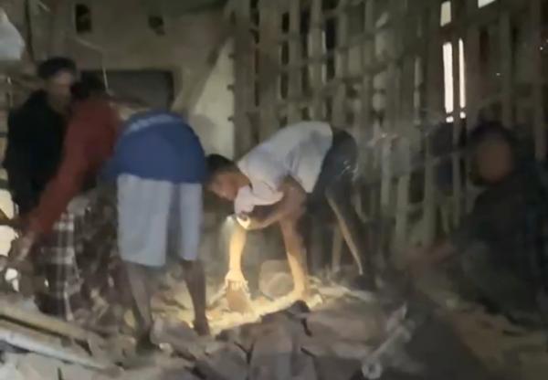 Rumah di Tegal Runtuh, Seorang Bocah Meninggal dan Satu Luka
