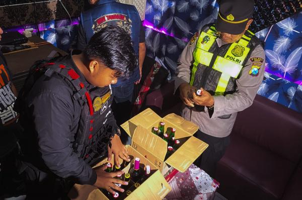 Razia Warung di Kebomas, Polres Gresik Dapati 47 Botol Miras