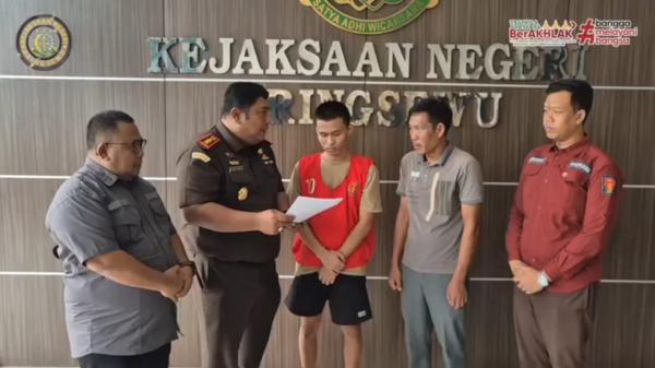 Pidum Kejari Pringsewu Terapkan Keadilan Restoratif, Tersangka Pencurian HP Jalani Kerja Sosial