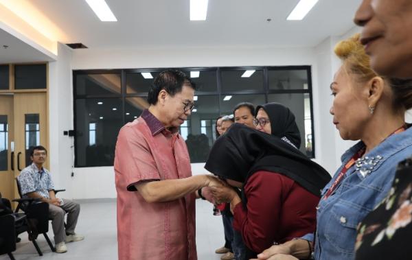 Jualan Kerupuk dan Cuci Piring, Nirma Tak Kuasa Menahan Tangis Anaknya Lolos Kuliah PTN