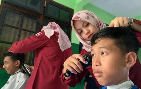Siswi SMKN 2 Ponorogo Beri Potong Rambut hingga Facial Gratis Anak Panti Asuhan
