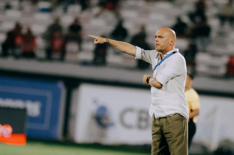 https://img.inews.id/media/750/files/inews_new/2025/10/30/pelatih_bali_united_johnny_jansen.jpg