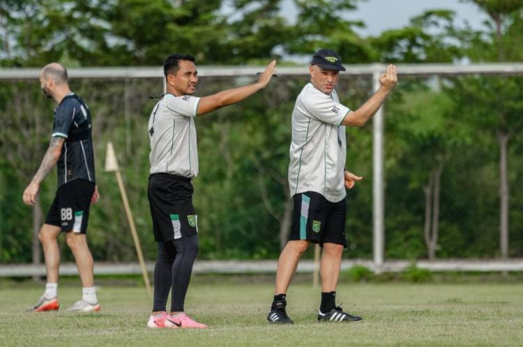 https://img.inews.id/media/750/files/inews_new/2026/04/01/pelatih_persebaya_surabaya_bernardo_tavares.jpg