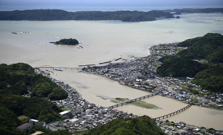 Jepang Diterjang Topan...