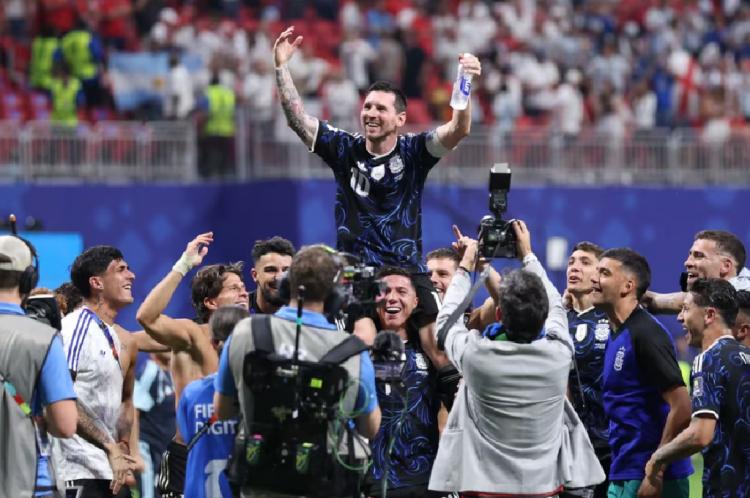 https://img.inews.id/media/750/files/inews_new/2026/07/16/kapten_timnas_argentina_lionel_messi_digendong_r.jpg