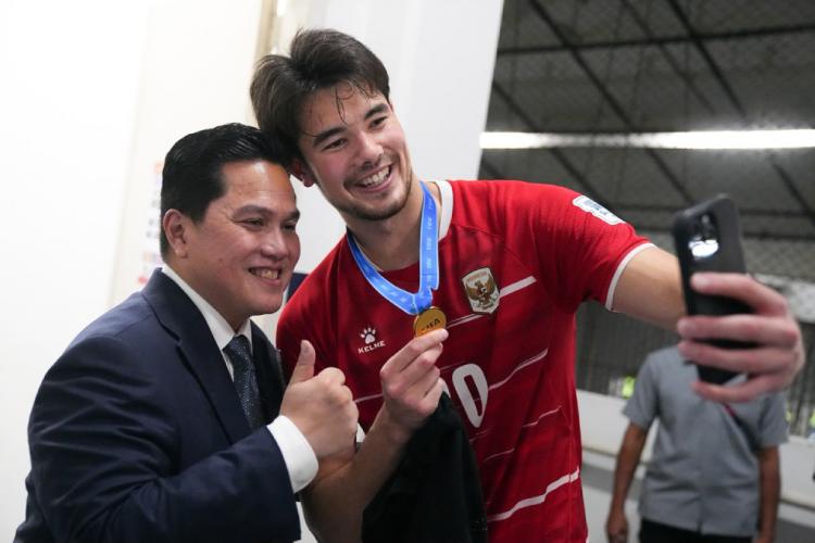 https://img.inews.id/media/750/files/inews_new/2026/10/07/elkan_baggott_memeluk_erick_thohir.jpg