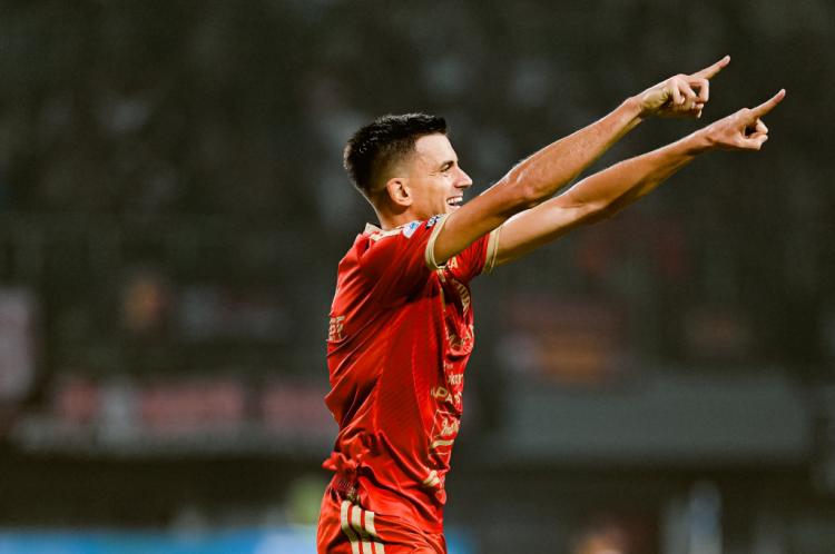 https://img.inews.id/media/750/files/inews_new/2026/10/21/striker_persija_jakarta_alexander_jeremejeff_mer.jpg