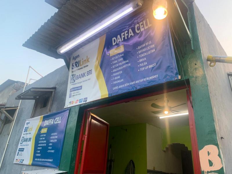 Renovasi Jalan Terus, Kuli Bangunan Serbu BRILink untuk Transaksi Cepat