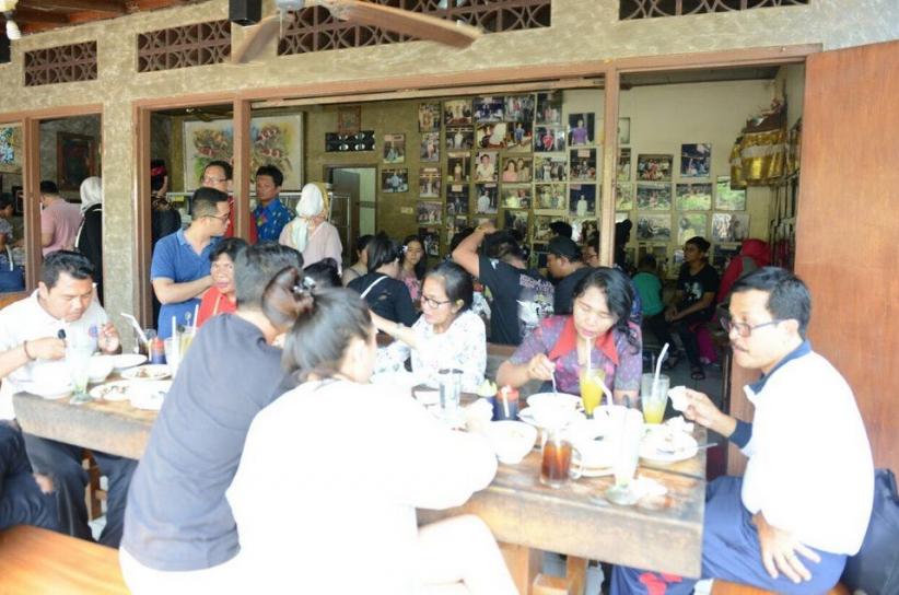 MUI Jabar Imbau Ormas Tidak Razia Warung Makan Buka di Siang Hari