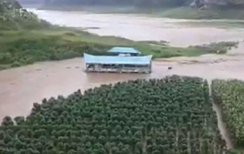 Rumah Makan Terseret Arus Banjir di Bandung Barat - Bagian 2