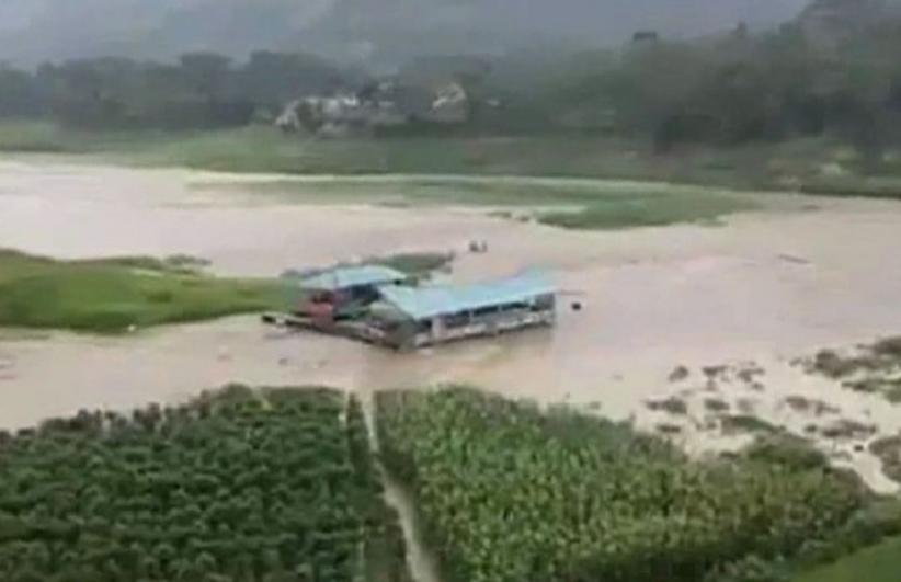 Rumah Makan Terseret Arus Banjir di Bandung Barat - Bagian 1