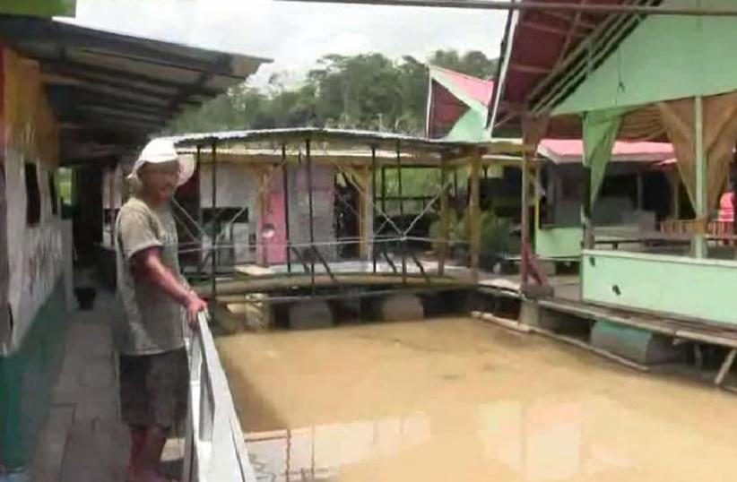 Rumah Makan Terseret Arus Banjir di Bandung Barat - Bagian 5
