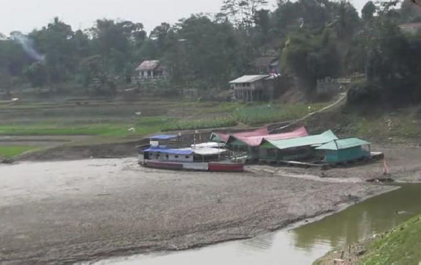 Rumah Makan Terseret Arus Banjir di Bandung Barat - Bagian 3