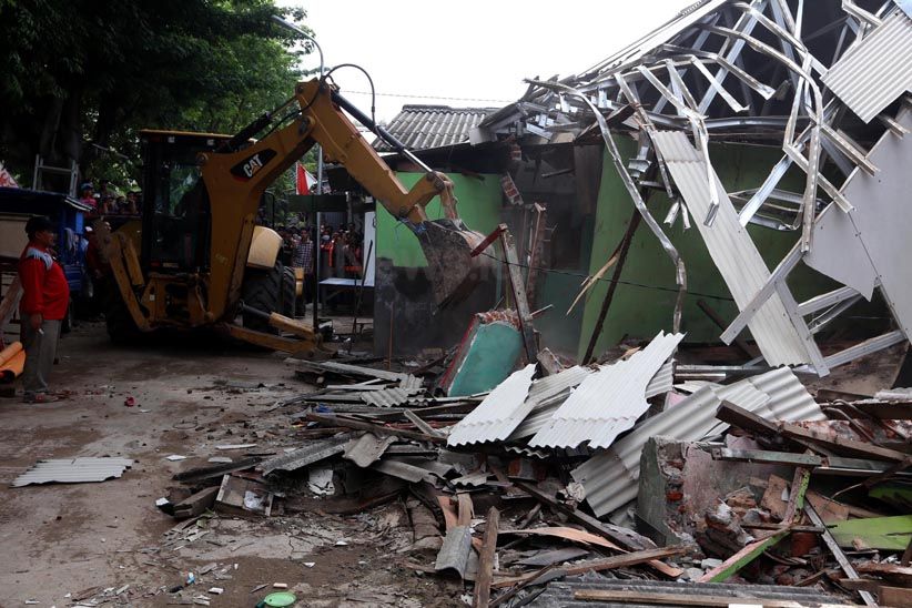 Ratusan Bangunan Liar Kali Keputran Ditertibkan Satpol PP Surabaya - Bagian 11