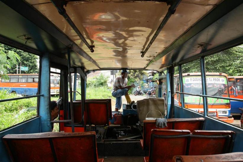 Melihat Proses Pemotongan Rangka Metromini  - Bagian 13