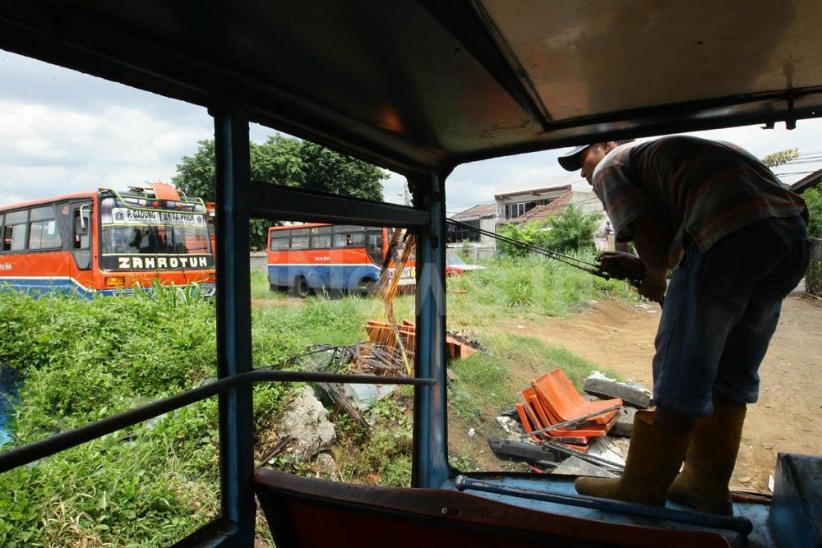 Melihat Proses Pemotongan Rangka Metromini  - Bagian 12