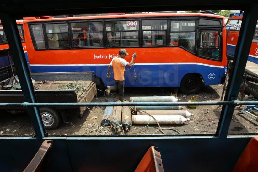 Melihat Proses Pemotongan Rangka Metromini  - Bagian 11