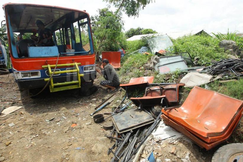 Melihat Proses Pemotongan Rangka Metromini  - Bagian 7