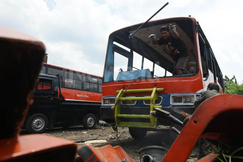 Melihat Proses Pemotongan Rangka Metromini  - Bagian 6