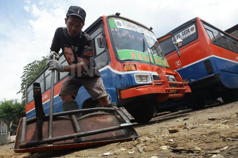 Melihat Proses Pemotongan Rangka Metromini  - Bagian 4