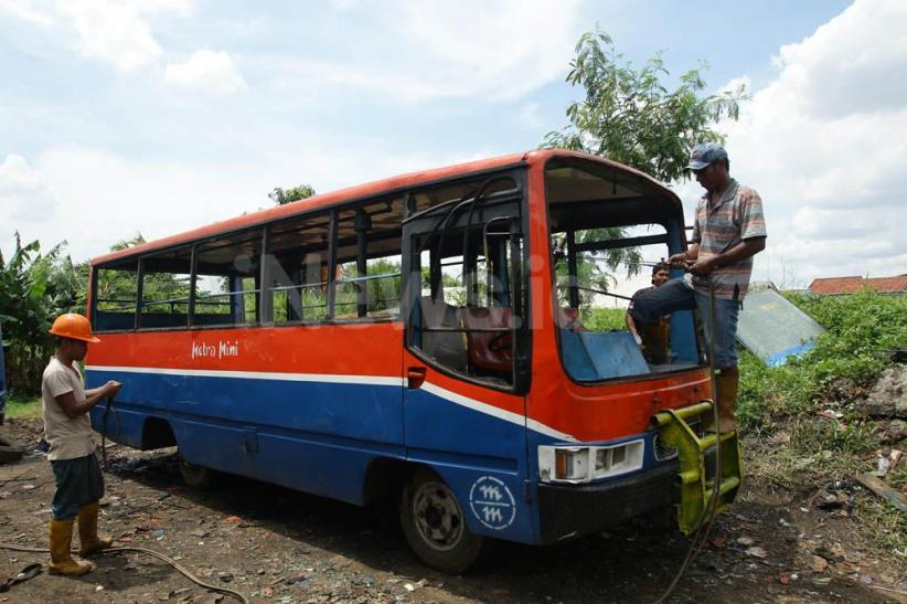 Melihat Proses Pemotongan Rangka Metromini  - Bagian 2