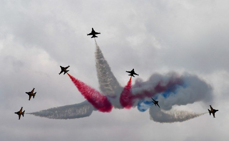 Aksi Aerobatik Jupiter TNI AU Meliuk di Singapore Airshow - Bagian 7
