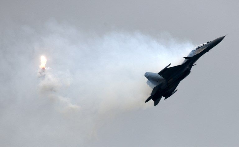 Aksi Aerobatik Jupiter TNI AU Meliuk di Singapore Airshow - Bagian 6