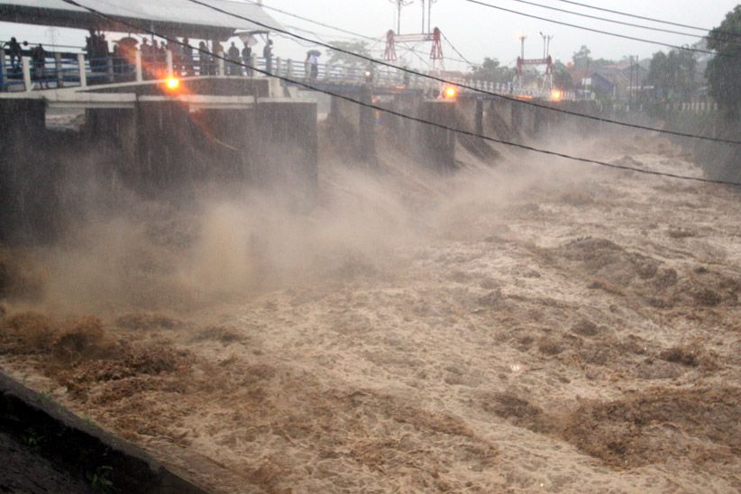 Suasana Bendung Katulampa yang Siaga I - Bagian 2