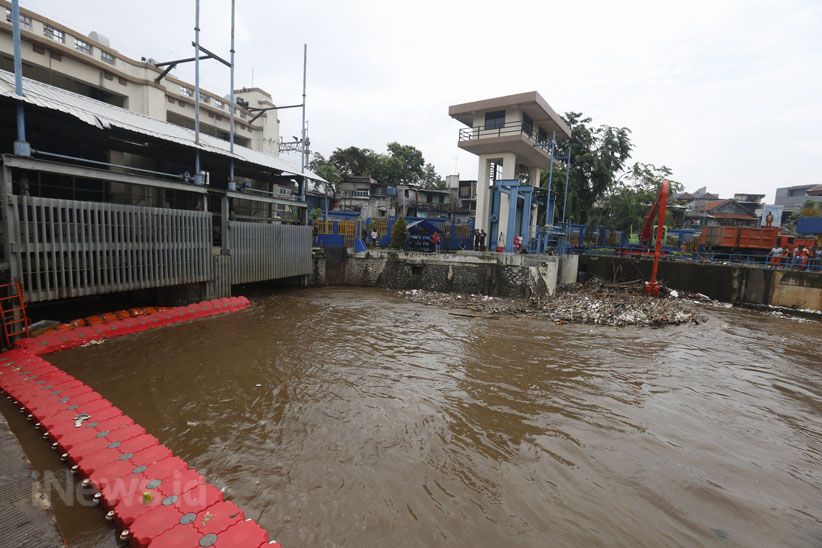 Gubernur Anies Pantau Kondisi Pintu Air Manggarai - Bagian 6