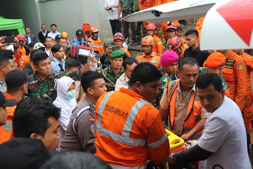Momen Mutmainah Diselamatkan setelah Tertimbun Longsor 15 Jam - Bagian 2