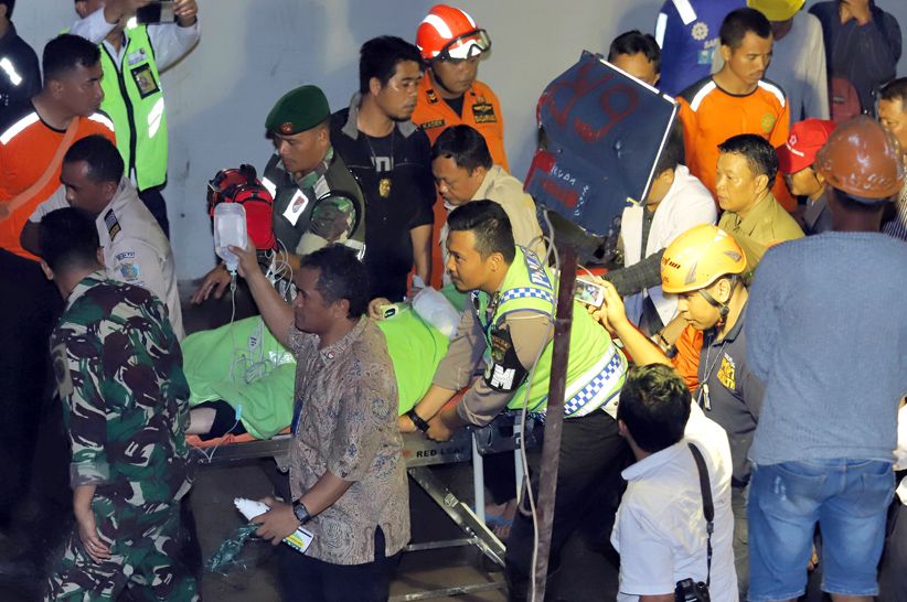 Momen Mutmainah Diselamatkan setelah Tertimbun Longsor 15 Jam - Bagian 3