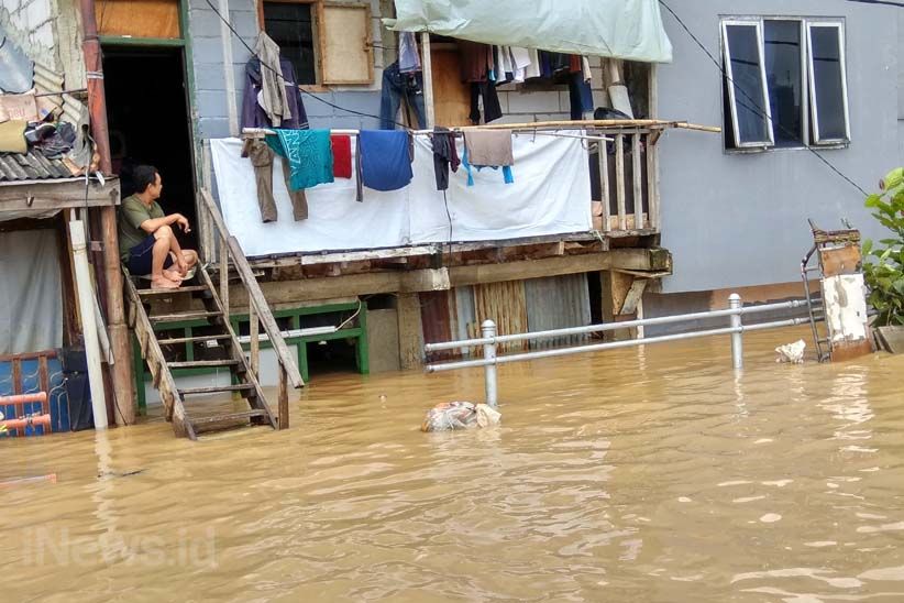 Pompa Sedot Air di Permukiman yang Masih Terendam Banjir - Bagian 3