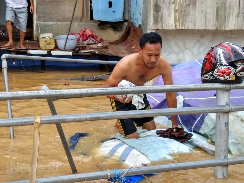 Pompa Sedot Air di Permukiman yang Masih Terendam Banjir - Bagian 2