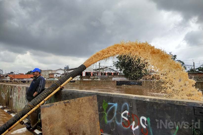 Pompa Sedot Air di Permukiman yang Masih Terendam Banjir - Bagian 1