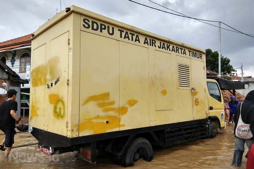 Pompa Sedot Air di Permukiman yang Masih Terendam Banjir - Bagian 4