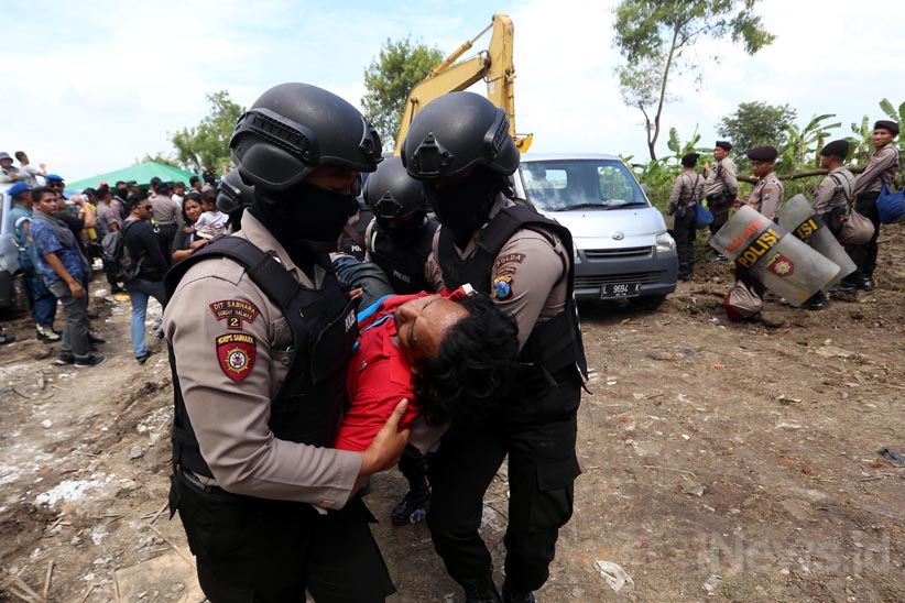 Eksekusi Lahan Sengketa di Surabaya Berlangsung Ricuh - Bagian 10