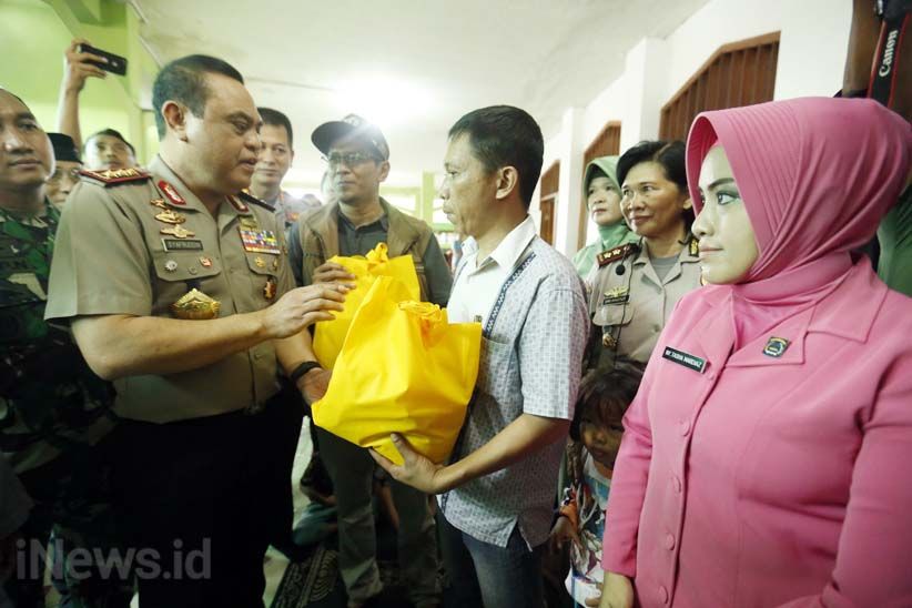 Wakapolri Kunjungi Pengungsi Korban Banjir Jakarta - Bagian 3