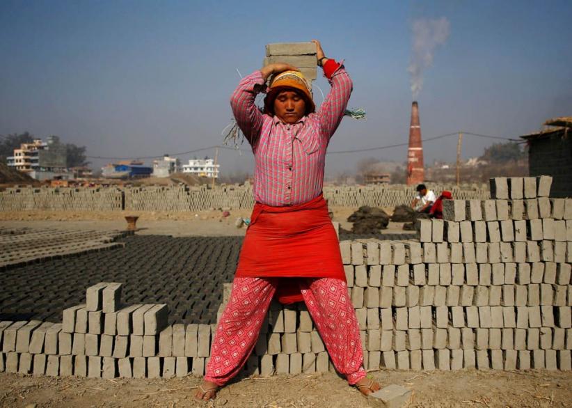 Wanita Nepal Membawa Tumpukan Batu Bata Pakai Kepala - Bagian 3